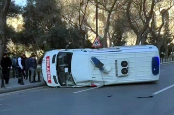 <p>Təcili yardım avtomobili aşdı +VİDEO</p>