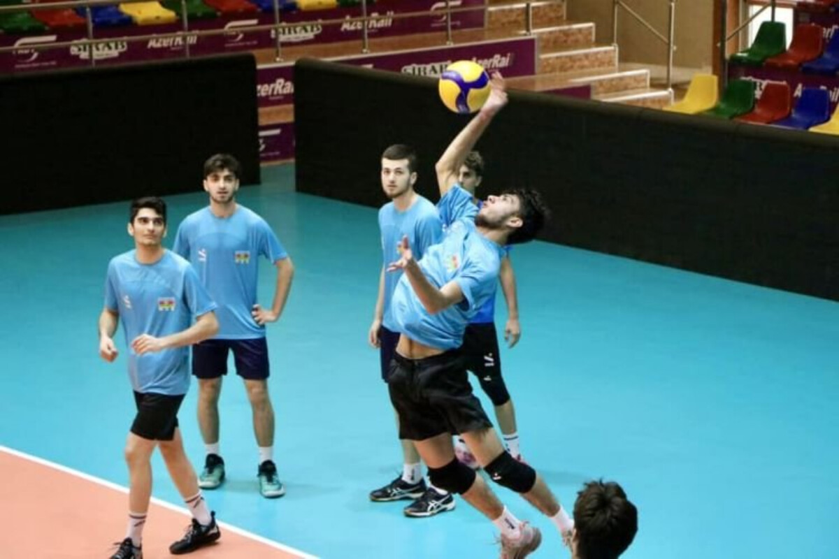 <p>Oğlanlardan ibarət U-20 voleybol komandamız...</p>