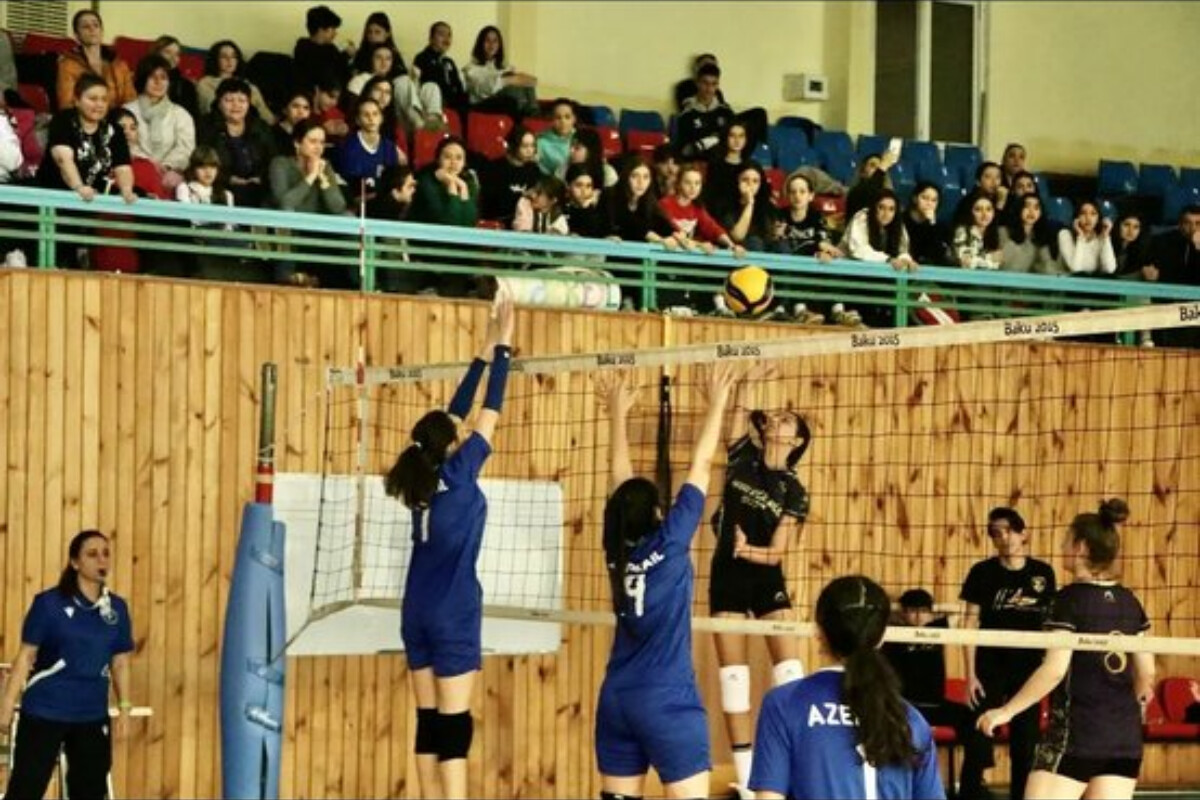 <p>16 yaşlı voleybolçu qızların birinciliyi davam edir</p>