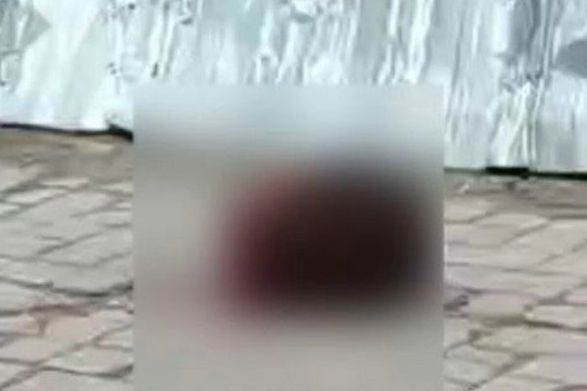<p>Dostunun başını kəsib küçəyə atdı </p>