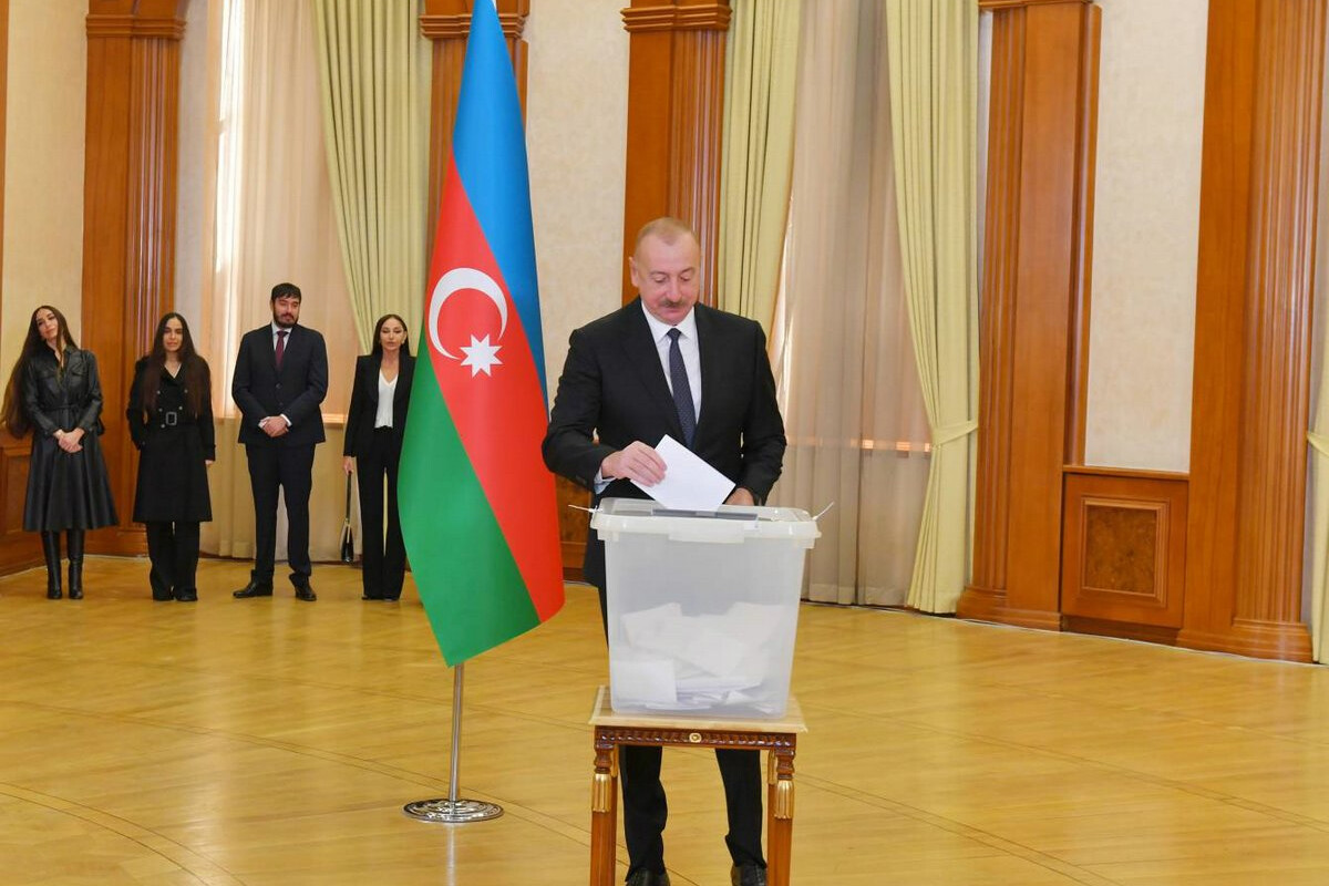 <p>İlham Əliyev və ailə üzvləri Xankəndidə səs veriblər</p>