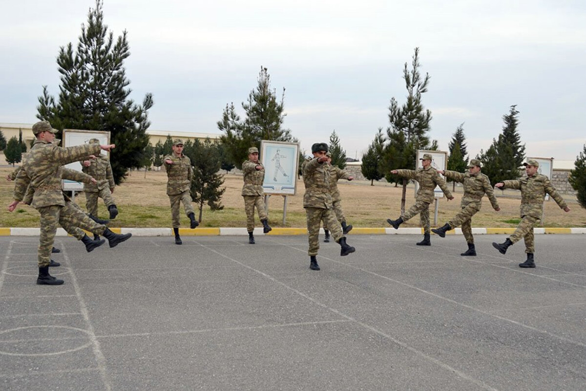 <p>Hərbi vəzifəlilərin təlim toplanışı davam edir</p>