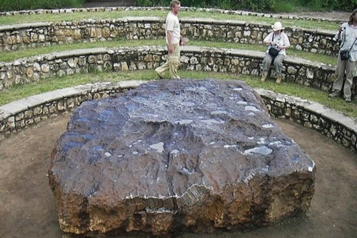 <p>Tarixdəki ən böyük meteorit Yerə düşdü</p>