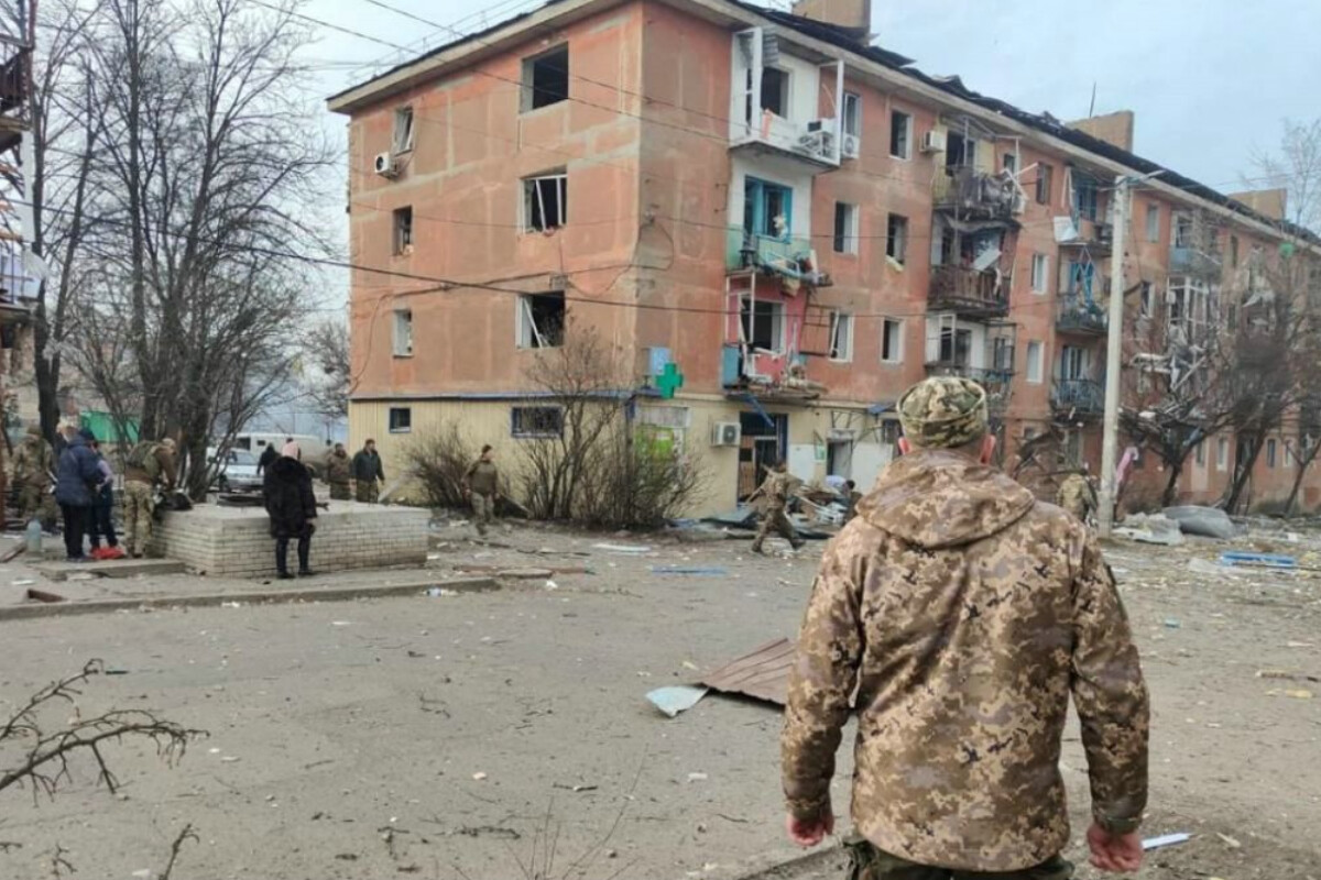 <p>Rusiya Kuraxovoya hava bombası atdı: 16 nəfər yaralanıb</p>