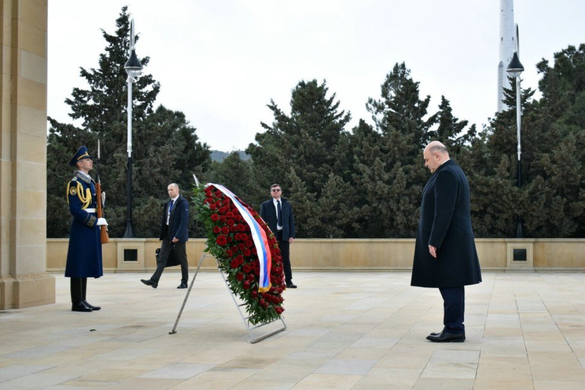 <p>Mixail Mişustin Fəxri və Şəhidlər xiyabanlarını ziyarət edib</p>