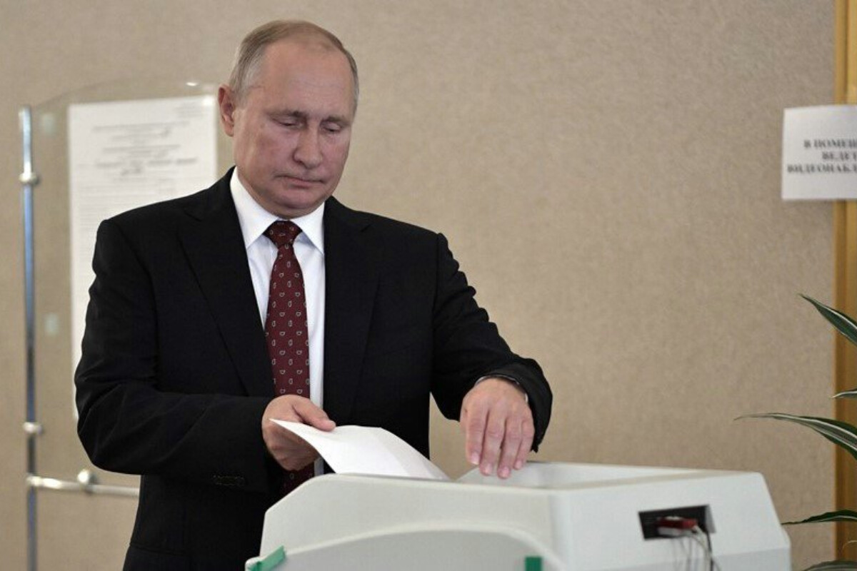 <p>Putin rusları prezident seçkilərinə gəlib səs verməyə çağırıb</p>