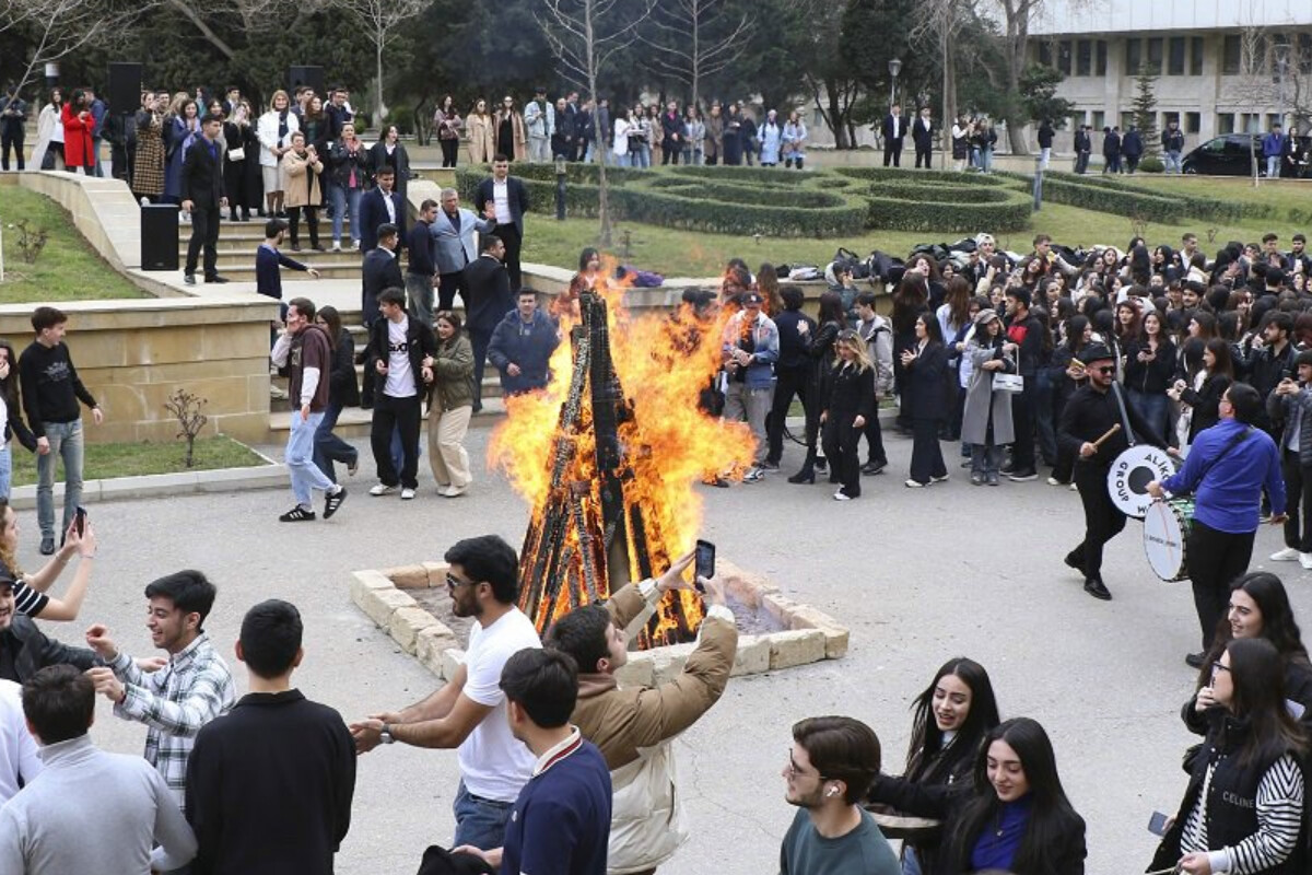 <p>“Novruz gəlir, yaz gəlir” – AzMİU kollektivi...</p>