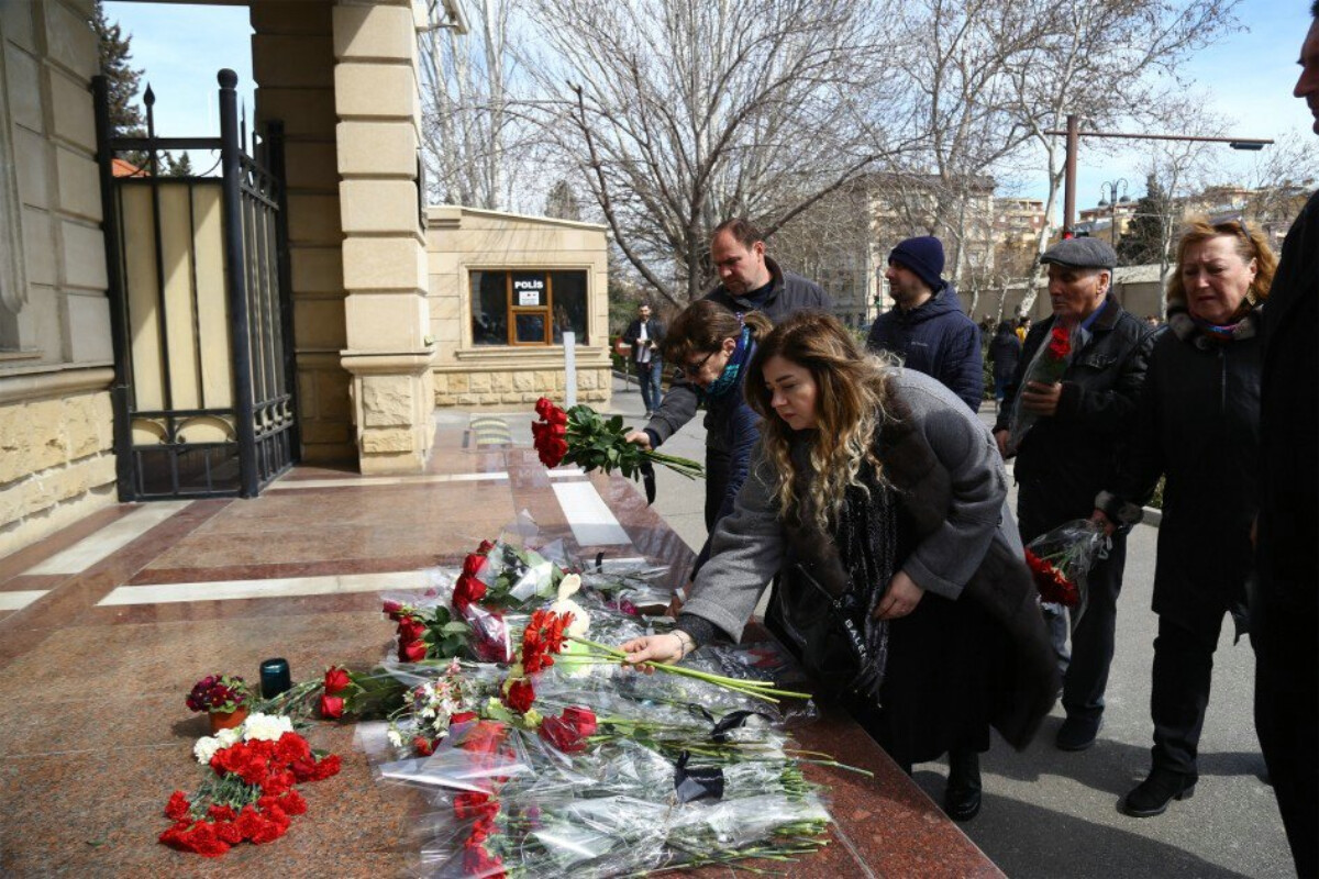 <p>Rusiya səfirliyinin qarşısında terror qurbanları yad edilir</p>