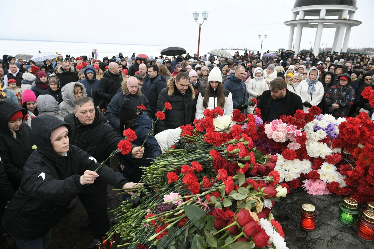 <p>Moskva sakinləri terror aktı qurbanlarının xatirəsini anır</p>