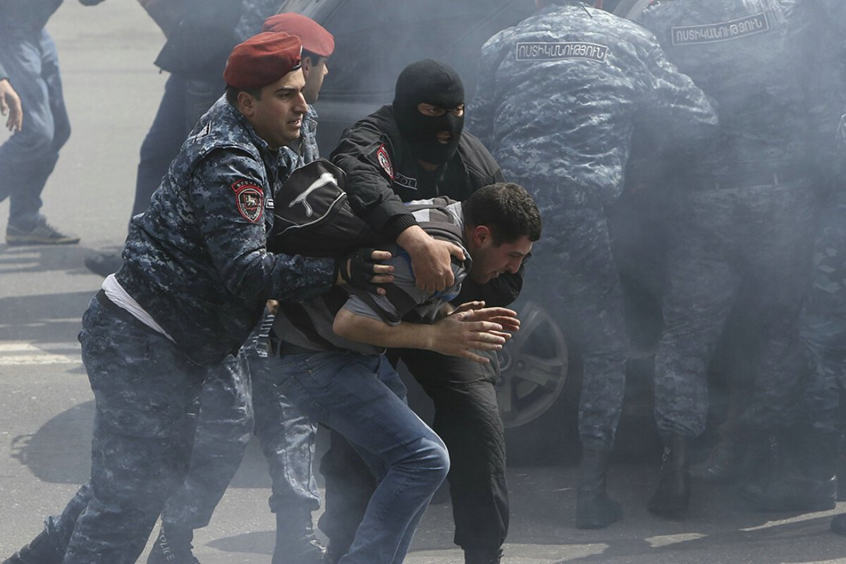 <p>Silahlı şəxslər polis idarəsinə hücum etdi </p>