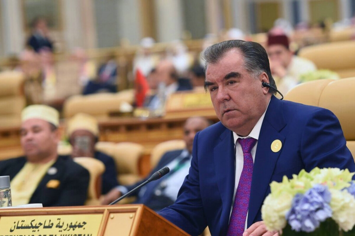<p>Tacikistan prezidenti Moskvadakı terrordan danışdı: "Biabırçı və dəhşətlidir"</p>