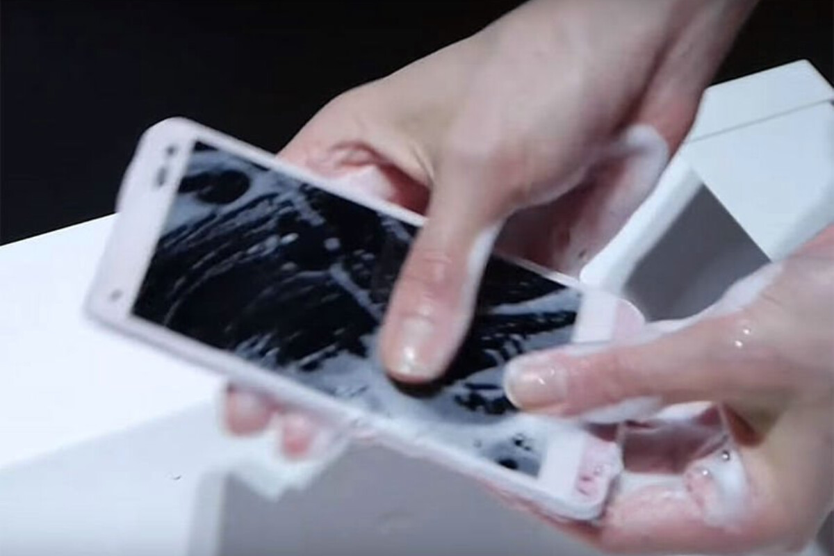 <p>Yaponlar yuyula bilən smartfon buraxıblar</p>