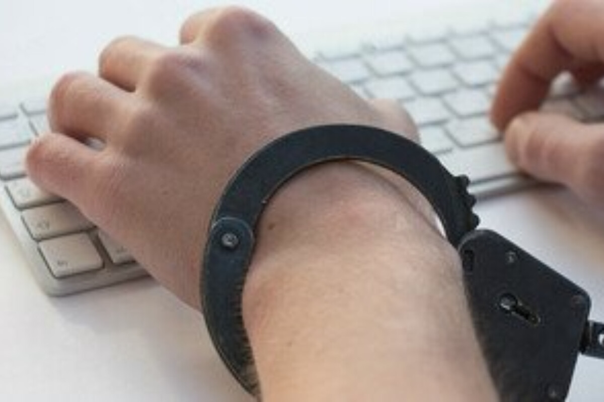 <p>Uşaq pornosu ilə saytlar yaratdığına görə HƏBS OLDUNU</p>