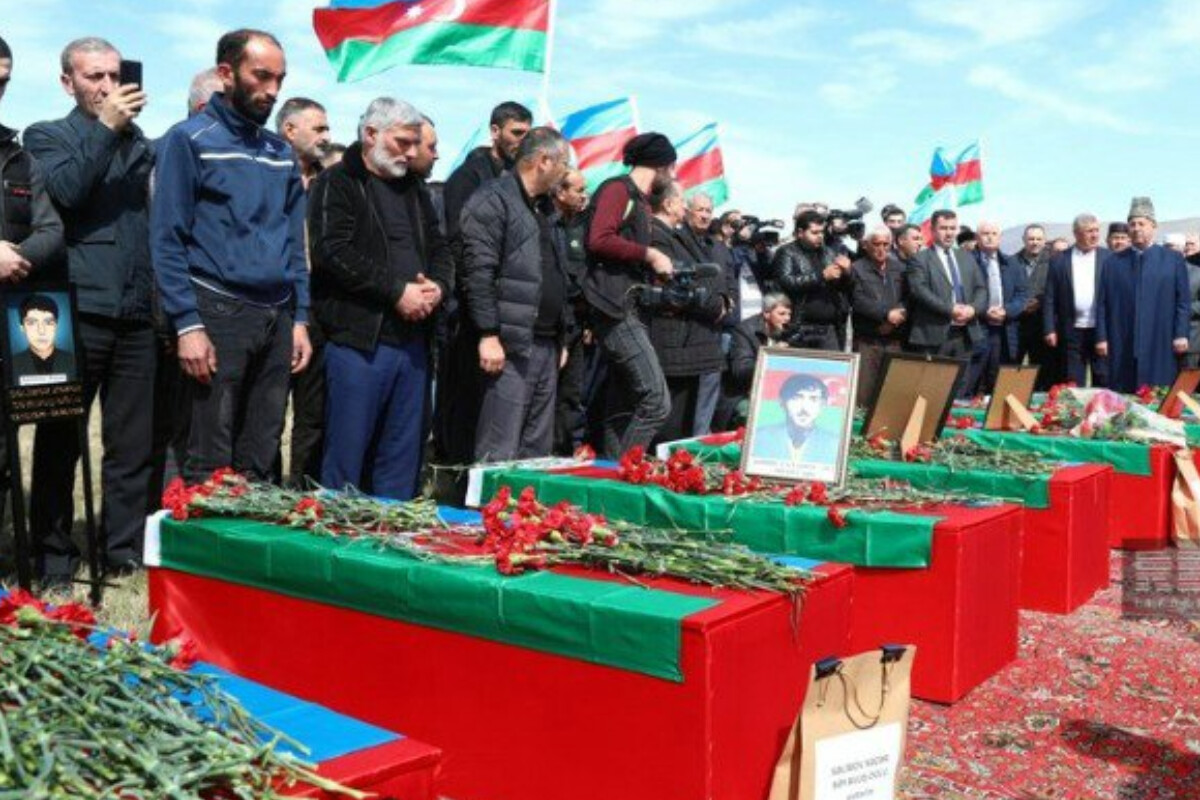 <p>Xocalıda qalıqları aşkarlanan 7 nəfər dəfn edildi</p>