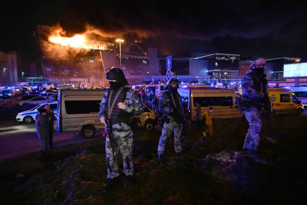 <p>“Krokus”un girişində insanları xilas edən mühafizəçi...</p>