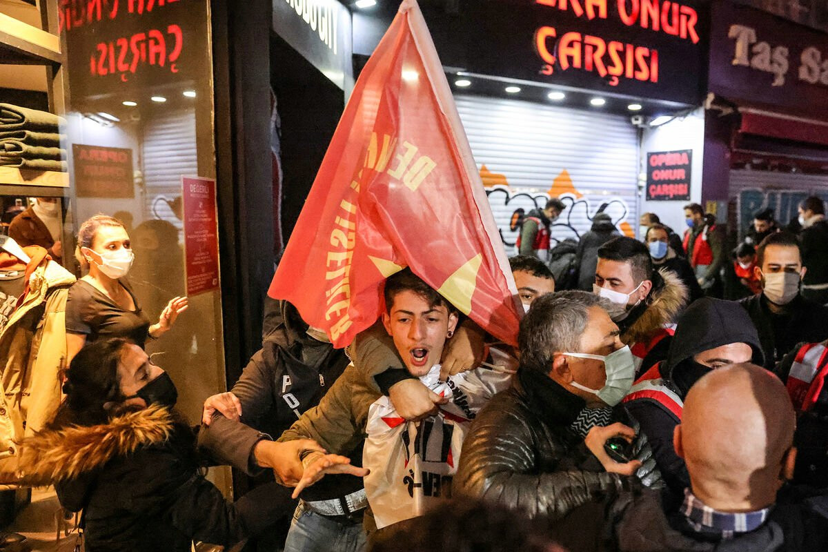 <p>Türkiyədə müxalifətçinin seçkilərdən uzaqlaşdırılması ilə bağlı iğtişaşlar başlayıb</p>