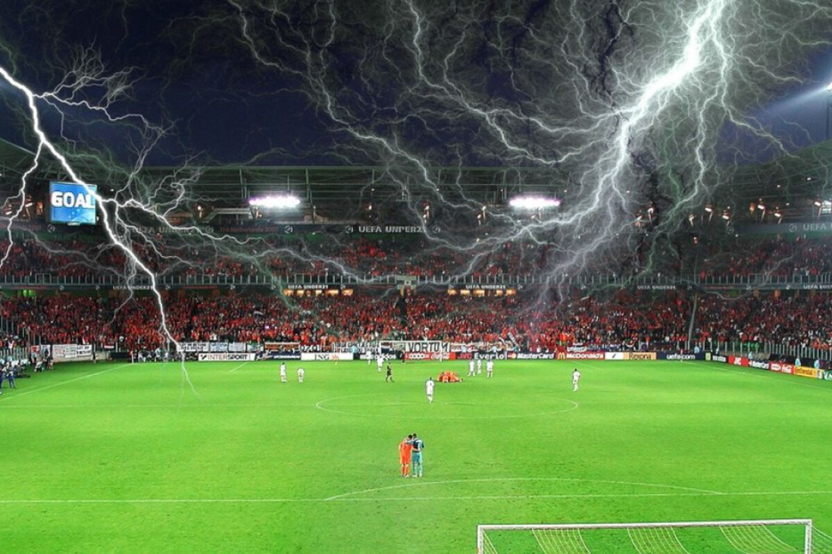 <p>Oyun zamanı futbol meydançasına ildırım düşdü</p>