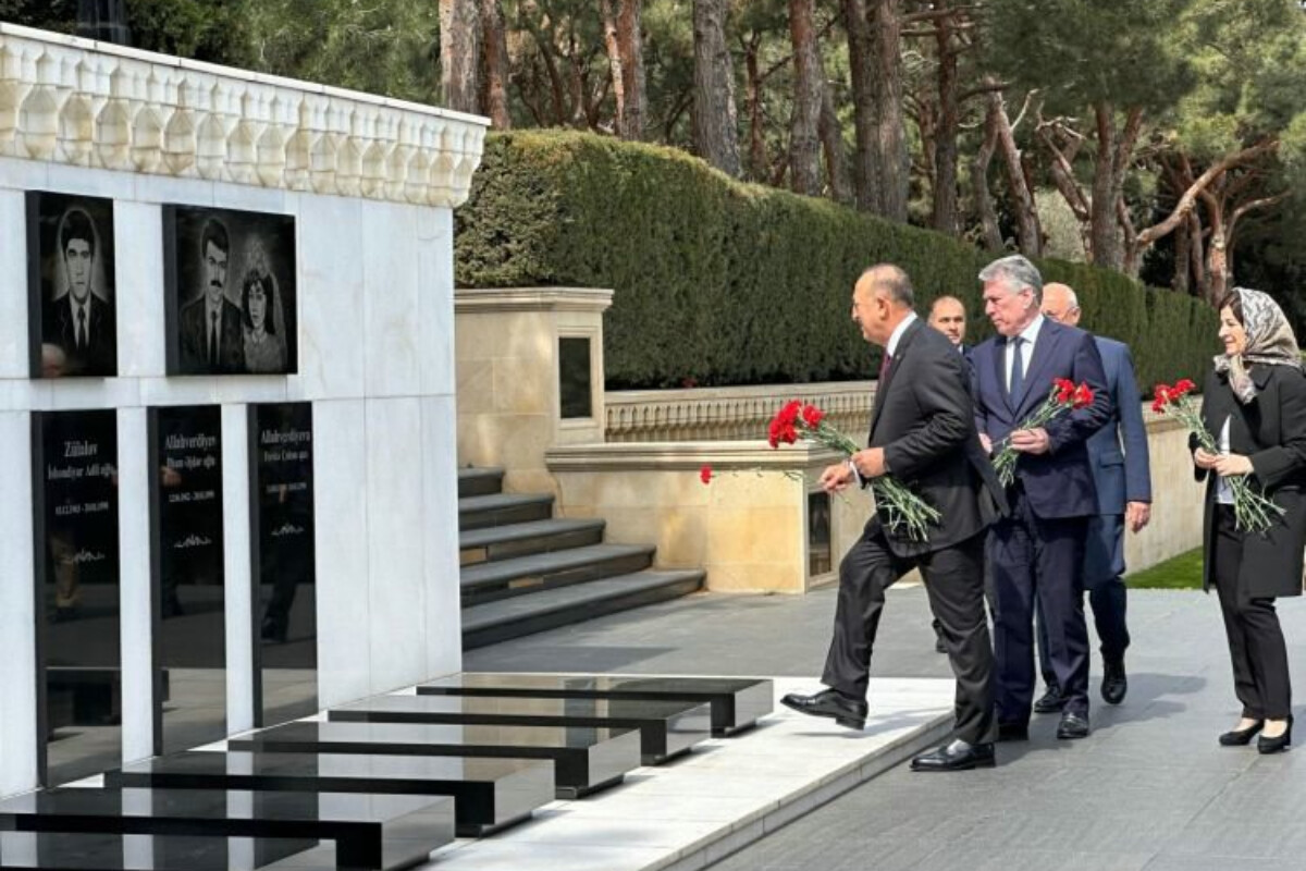 <p>Çavuşoğlu Şəhidlər xiyabanını ziyarət etdi</p>