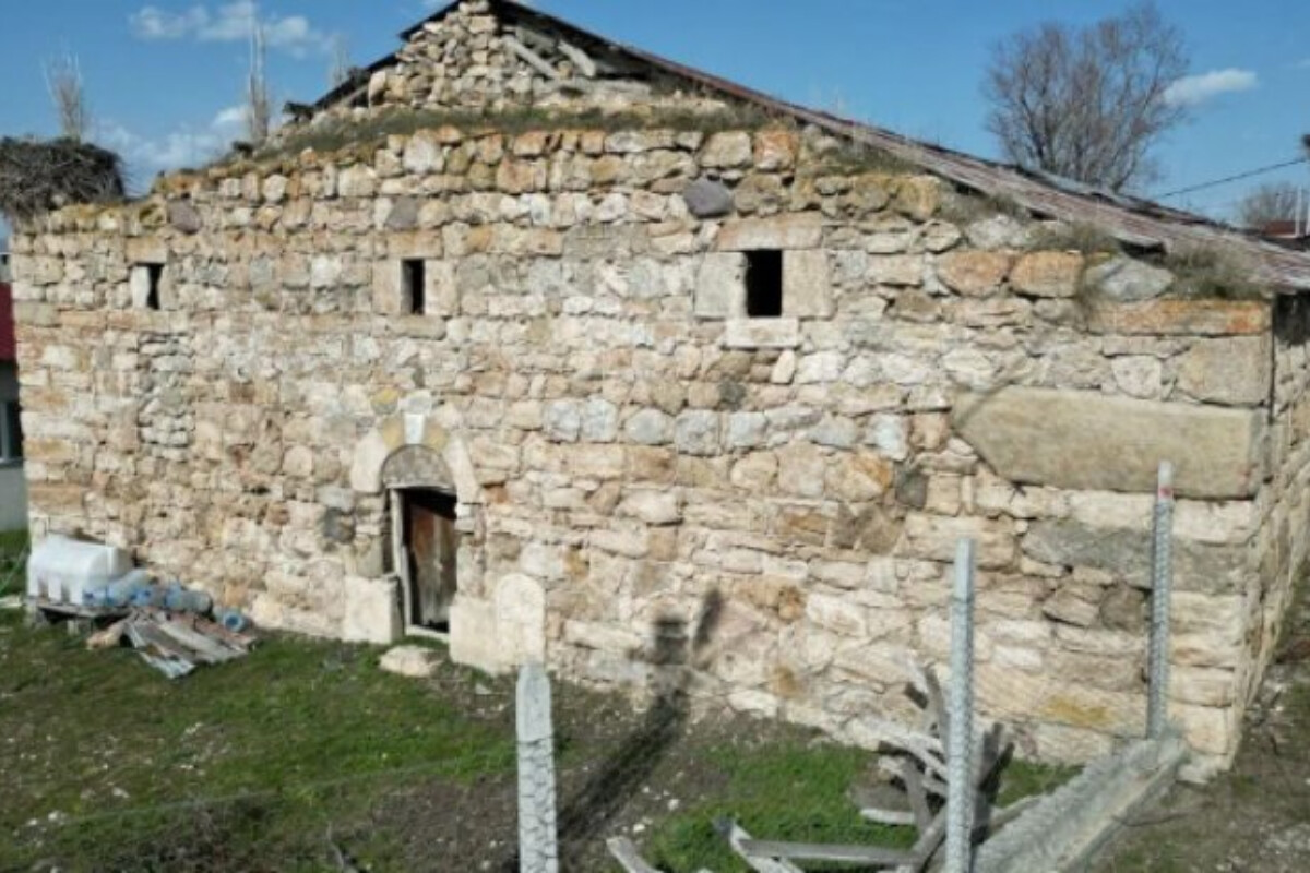 <p>Ermənilərin "bizimdir" dediyi kilsə satışa çıxarıldı</p>