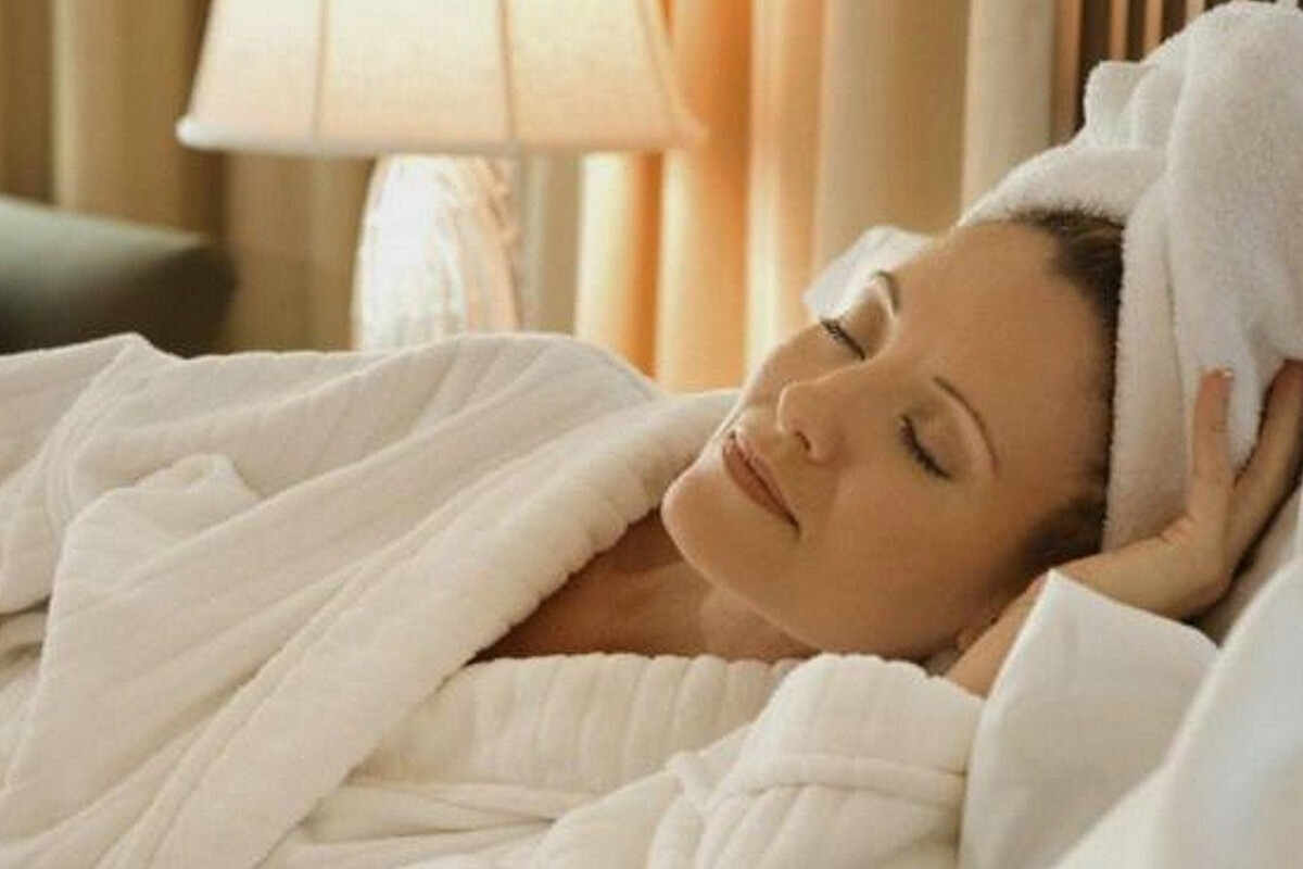 <p>Yaş saçla yatağa getmək olarmı?</p>