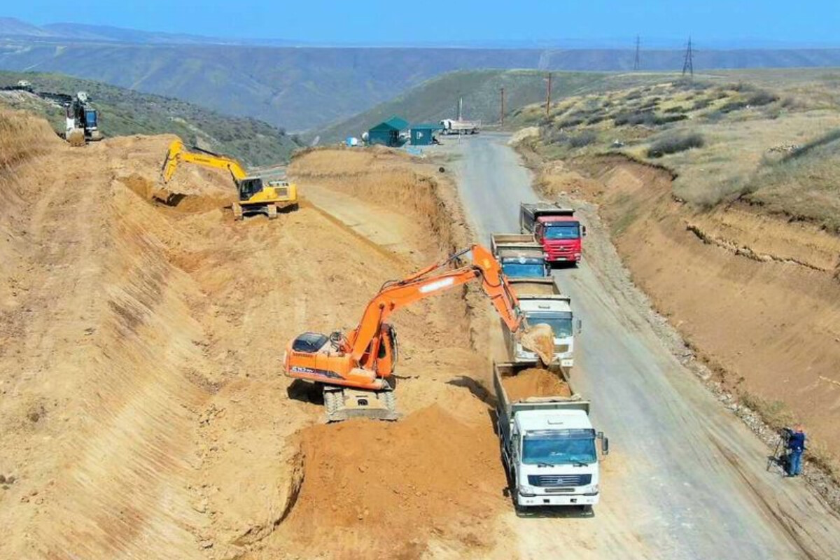 <p>Suqovuşan-Sərsəng su anbarı-Qozlukörpü-Kəlbəcər avtomobil yolunun inşasına başlanılıb</p>

<p> </p>