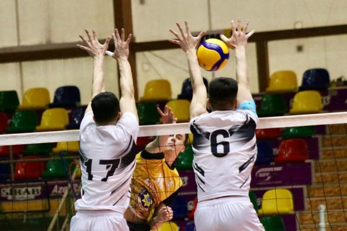 <p>Voleybolçular ilk yarımfinal matçına çıxıblar </p>