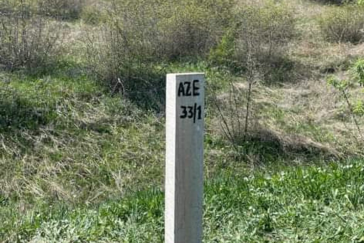 <p>Azərbaycanla Ermənistan arasında ilk sərhəd dirəyi quraşdırıldı</p>