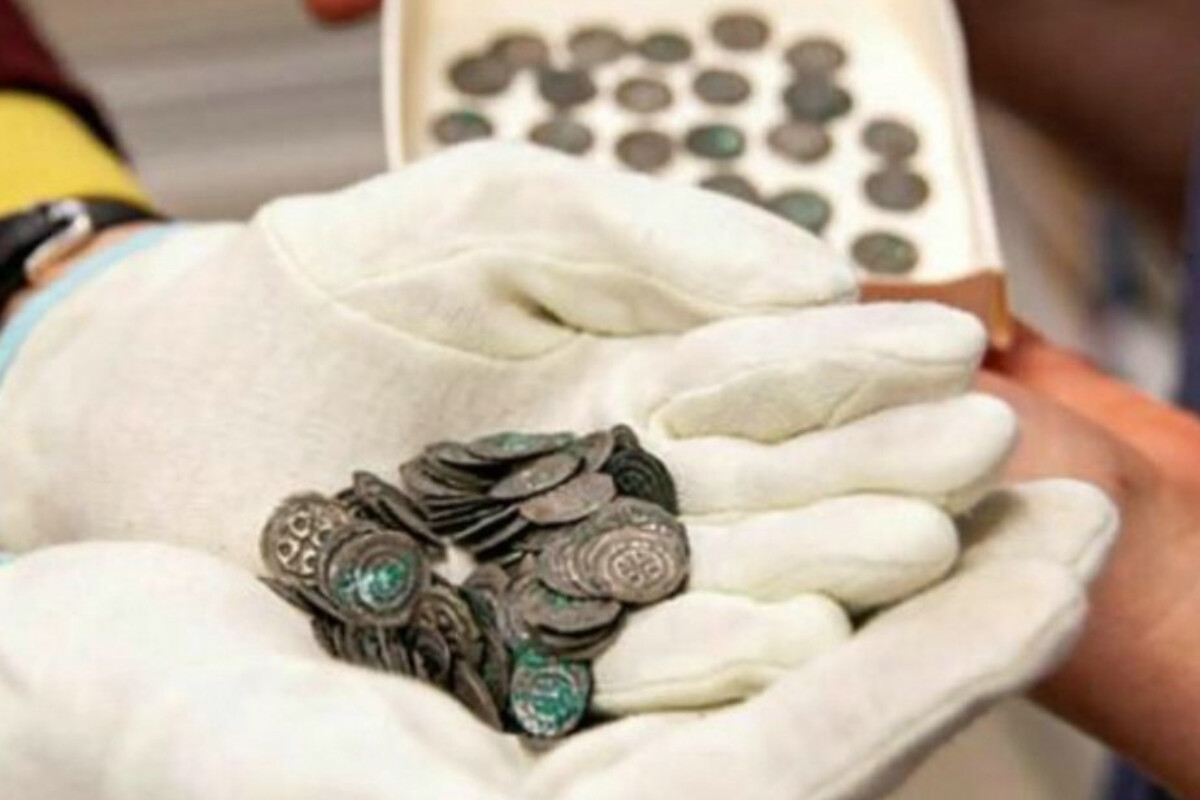 <p>İsveçdə 170 gümüş sikkə olan 12-ci əsrə aid sirli məzar tapılıb</p>