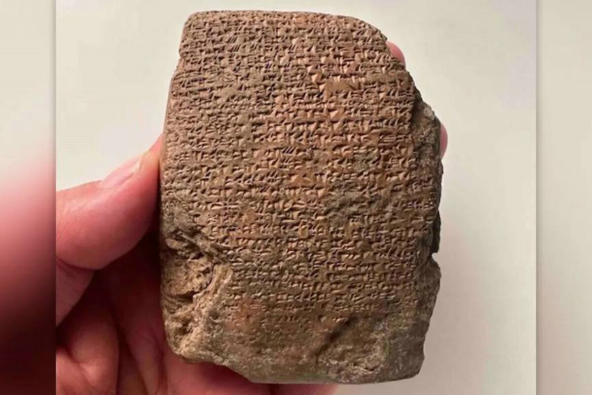 <p>Alimlər müqəddəs dili qədim lövhədə deşifrə ediblər: onun 3000 ildən çox yaşı var</p>