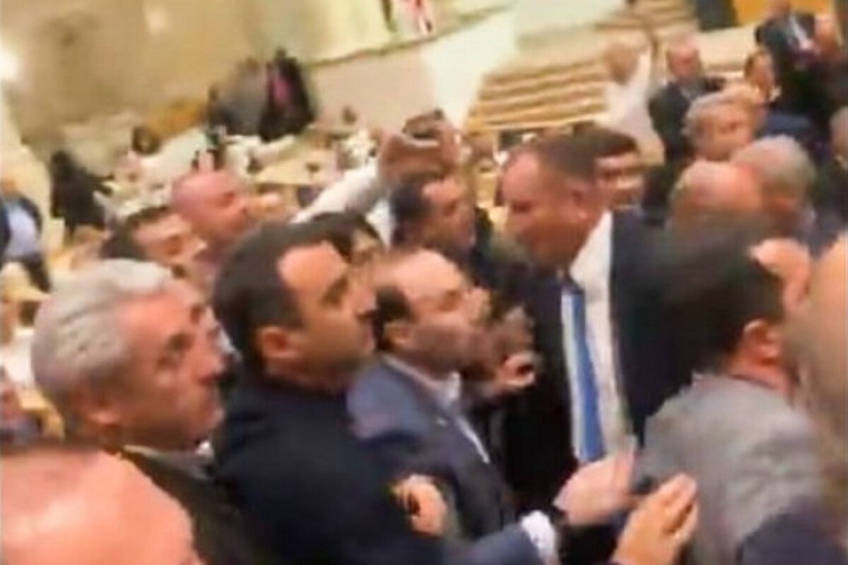 <p>Gürcüstan parlamentində dava</p>