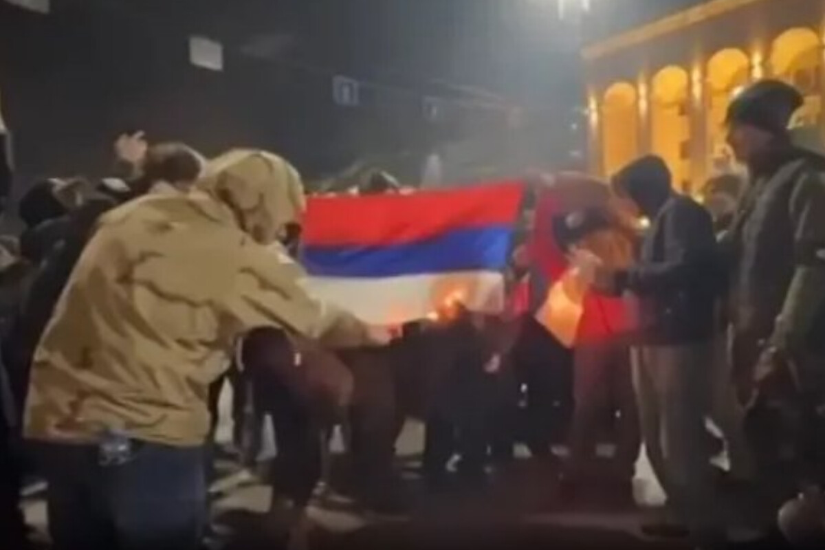 <p>Tbilisidə etirazçılar Rusiya bayrağını yandıra bilməyiblər</p>