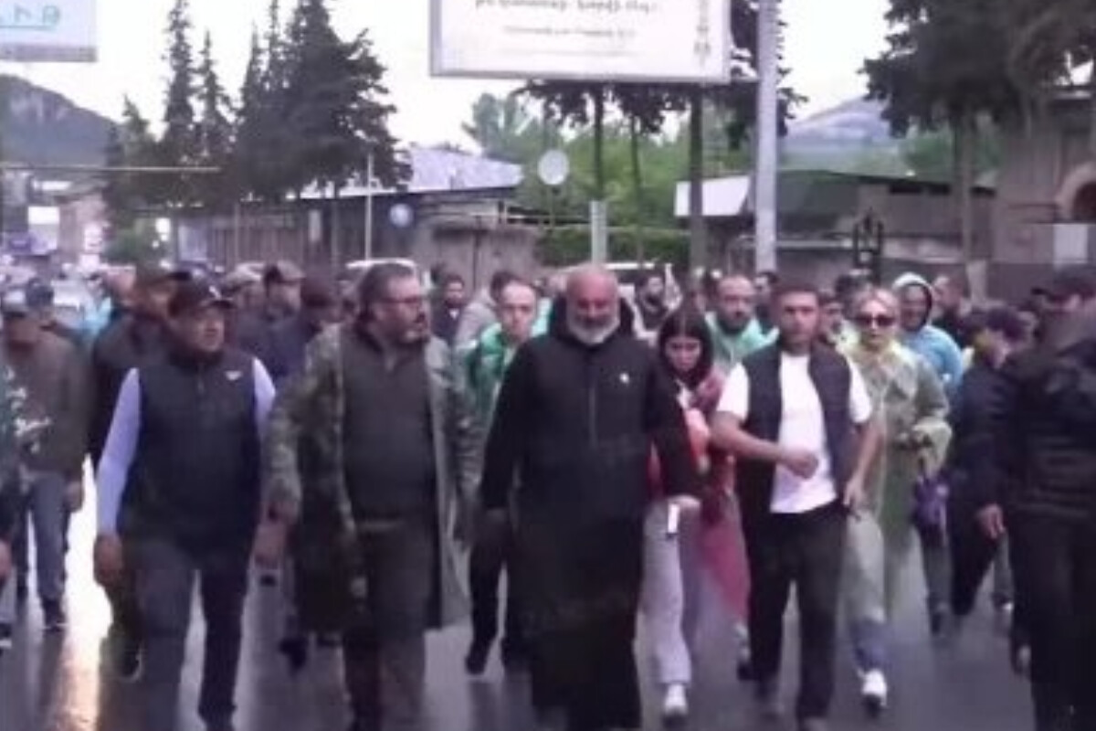 <p>Azərbaycanla delimitasiya əleyhinə çıxan ermənilər İrəvana yürüşə başladı</p>