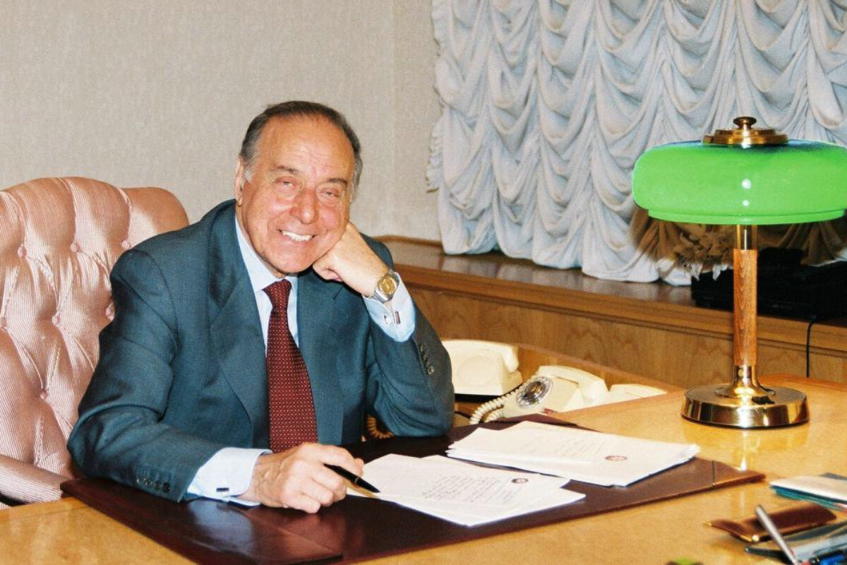 <p>Ümummilli Lider Heydər Əliyevin anadan olmasının 101-ci ildönümüdür</p>