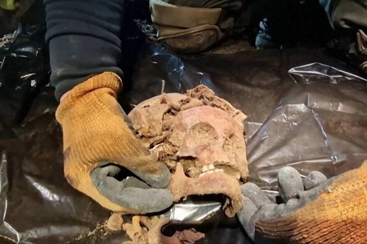 <p>Hitlerin dağıdılmış bazasında tapılan qolları və...</p>