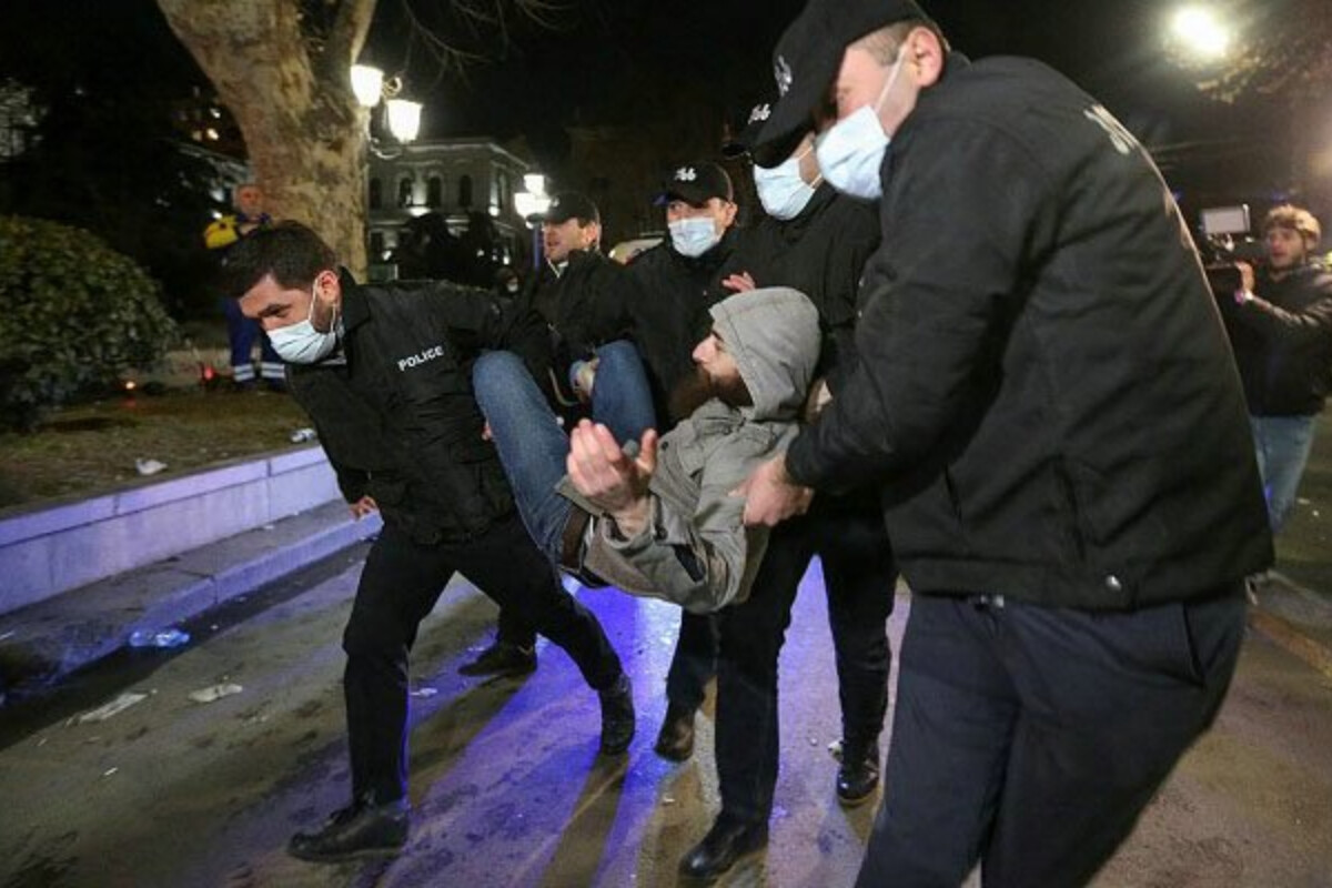 <p>Gürcüstanda kortəbii etiraz aksiyasında bir neçə nəfər saxlanılıb</p>