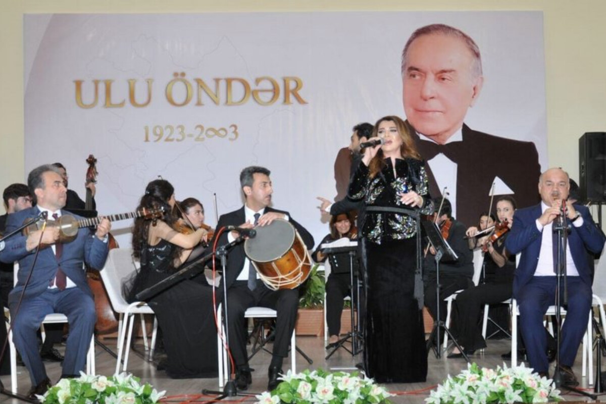 <p>Biləsuvarda Ulu Öndər Heydər Əliyevin anadan olmasının 101-ci ildönümü münasibətilə konsert proqramı təqdim edilib</p>