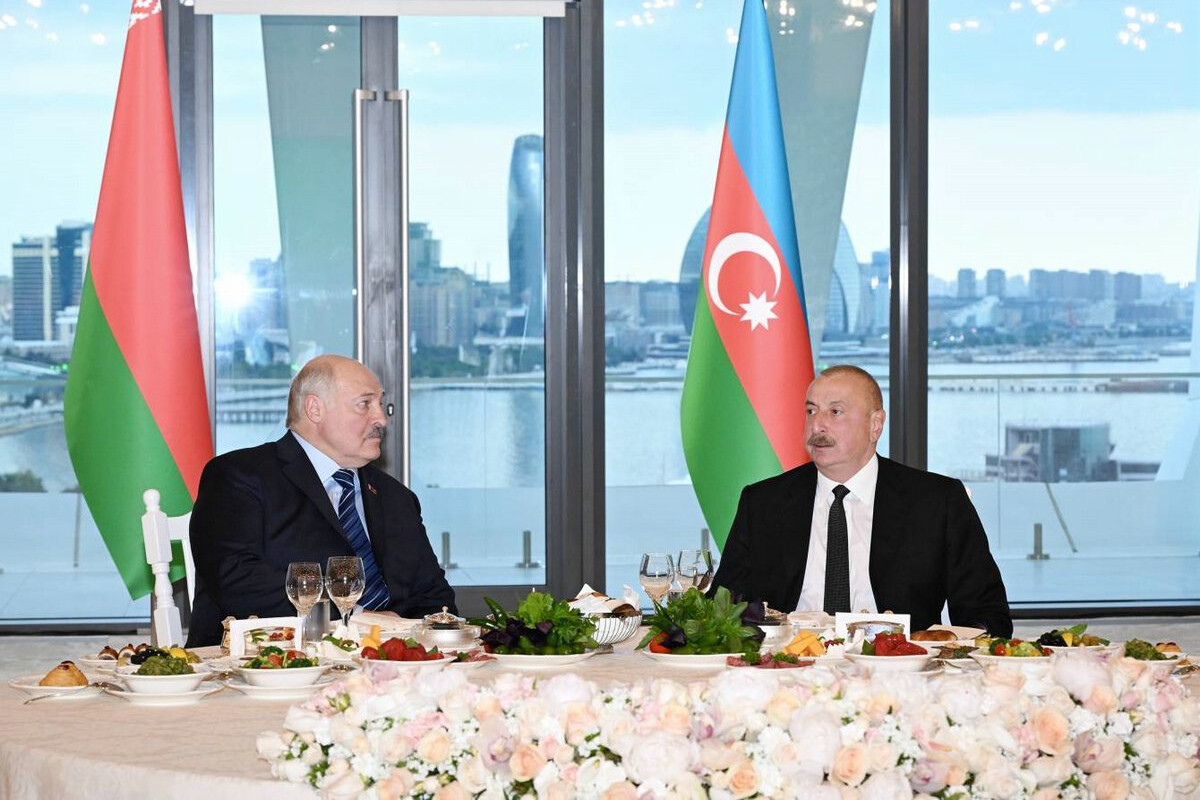 <p>Во дворце «Гюлистан» от имени Президента Ильхама Алиева проходит государственный прием в честь Президента Александра Лукашенко</p> 