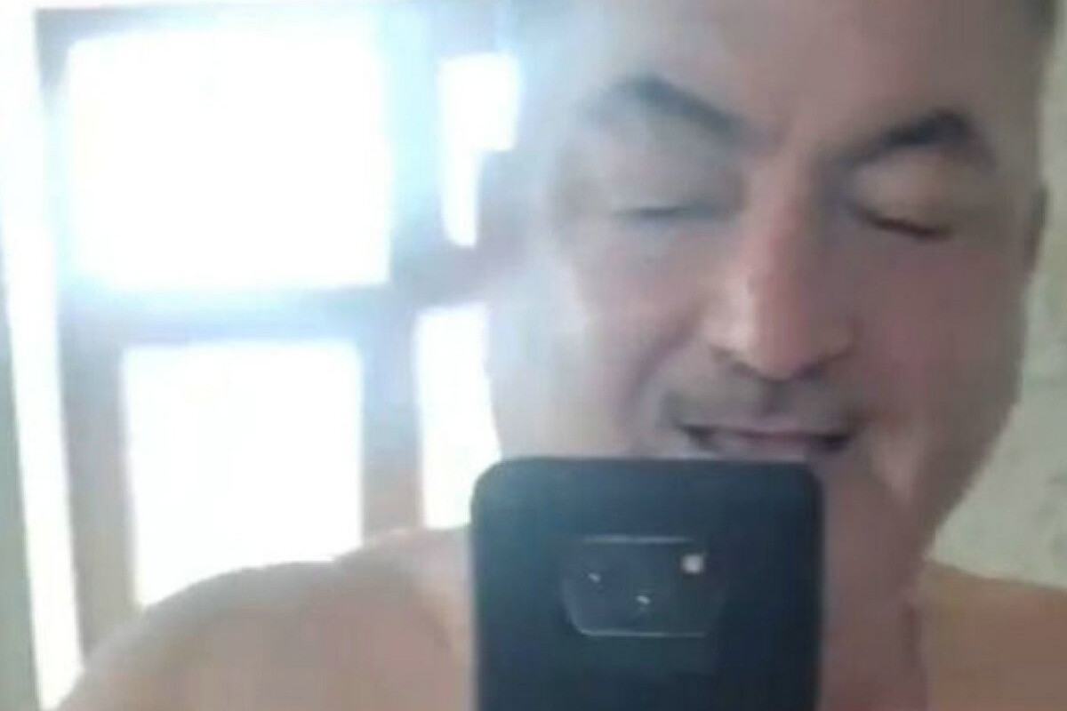 <p>Sosial şəbəkələrdə çılpaq videosunu yayan direktor saxlanıldı</p>