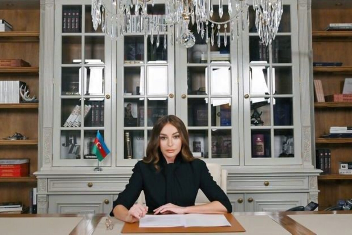 <p>Mehriban Əliyeva cüdoçu Hidayət Heydərovu TƏBRİK ETDİ</p>