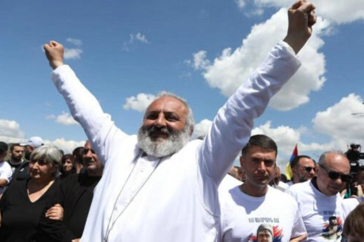 <p>Erməni keşiş baş nazir postuna namizəd olacaq</p>