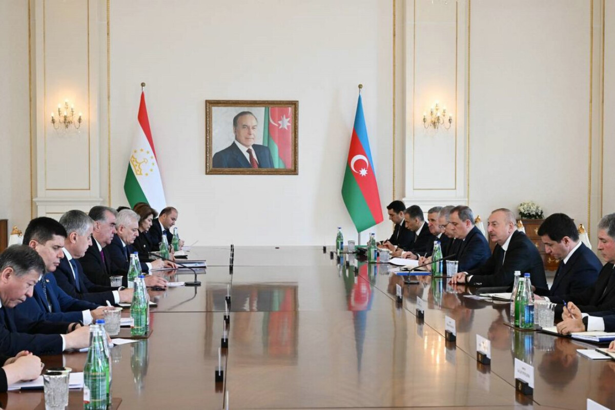 <p>Prezidentlərin geniş tərkibdə görüşü keçirilib</p>