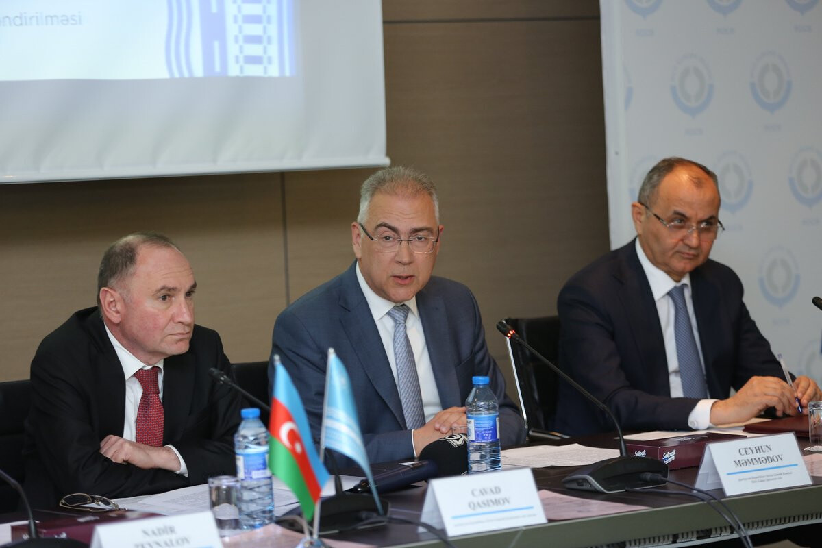 <p>"Ölkə sərhədlərinin sanitariya mühafizəsində qurumlararası koordinasiyanın aspektləri” mövzusunda Dəyirmi masa keçirilib</p>
