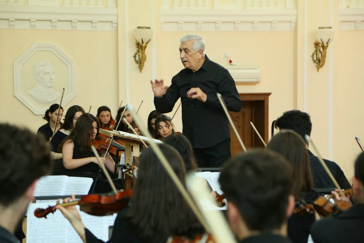 <p>Xalq artisti Ramiz Məlik-Aslanovun rəhbərliyi altında konsert keçirildi</p>