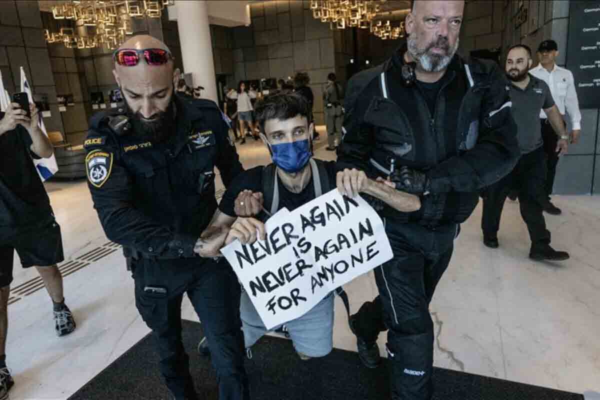 <p>Almaniyanın Tel-Əvivdəki səfirliyində İsrailə silah ixracına...</p>