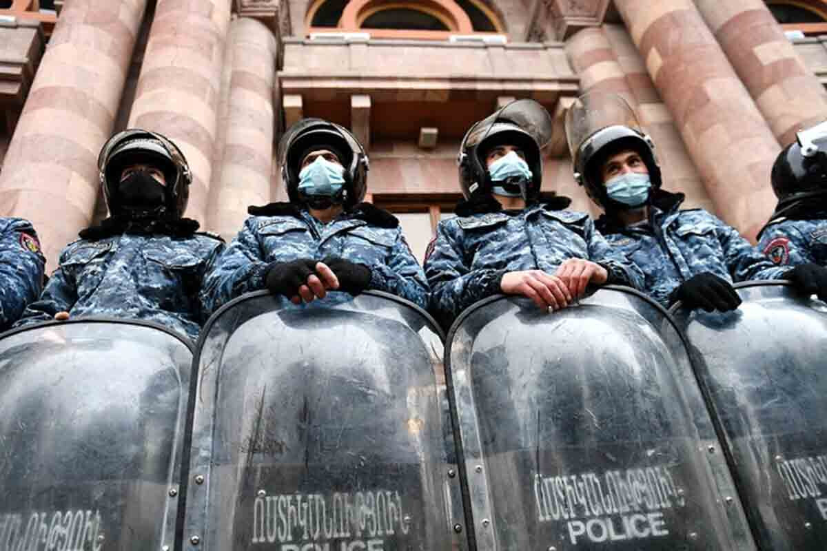 <p>İrəvanda parlament binasına yüzlərlə polis gəlib</p>