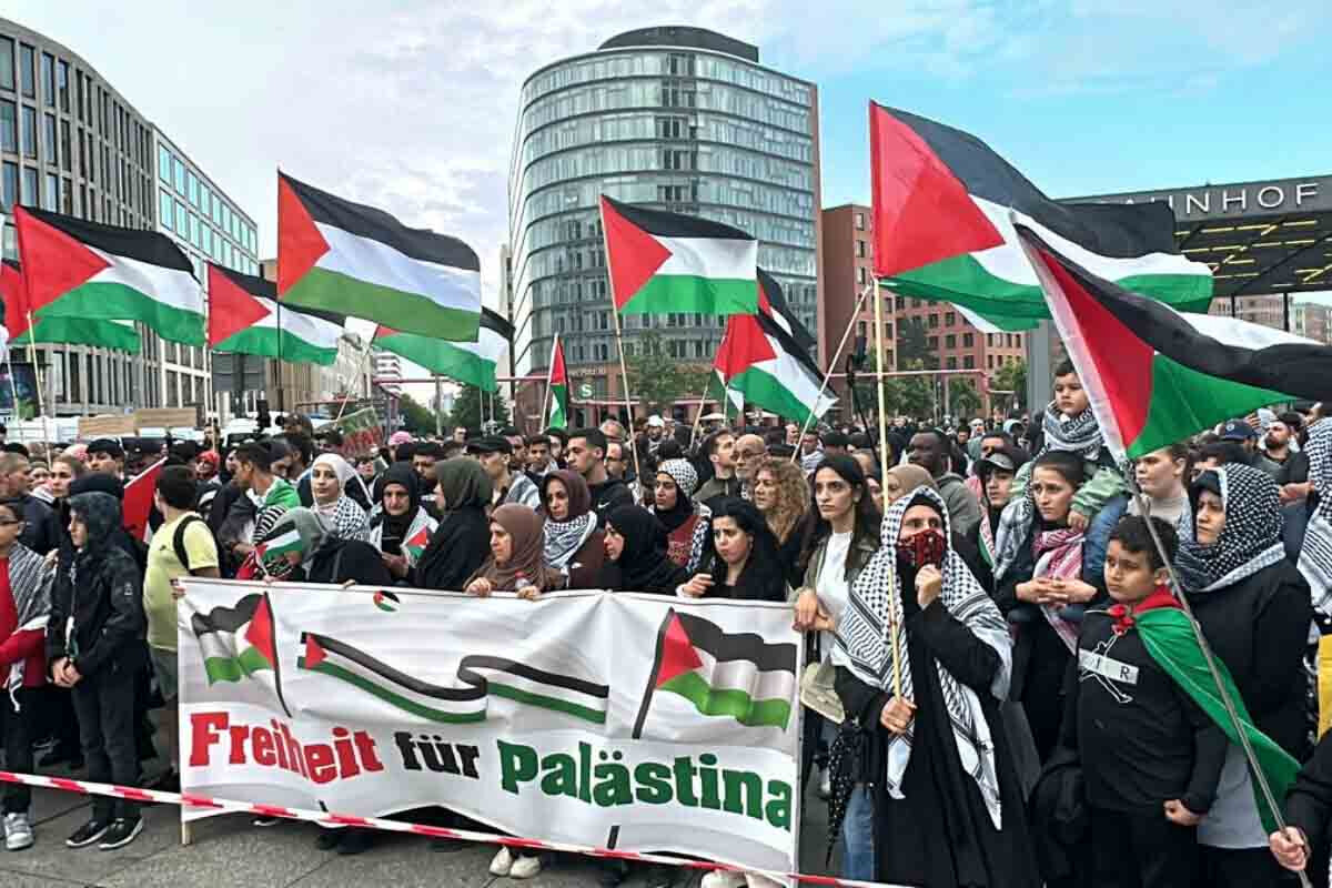 <p>Berlində Fələstinə dəstək nümayişi keçirilib</p>