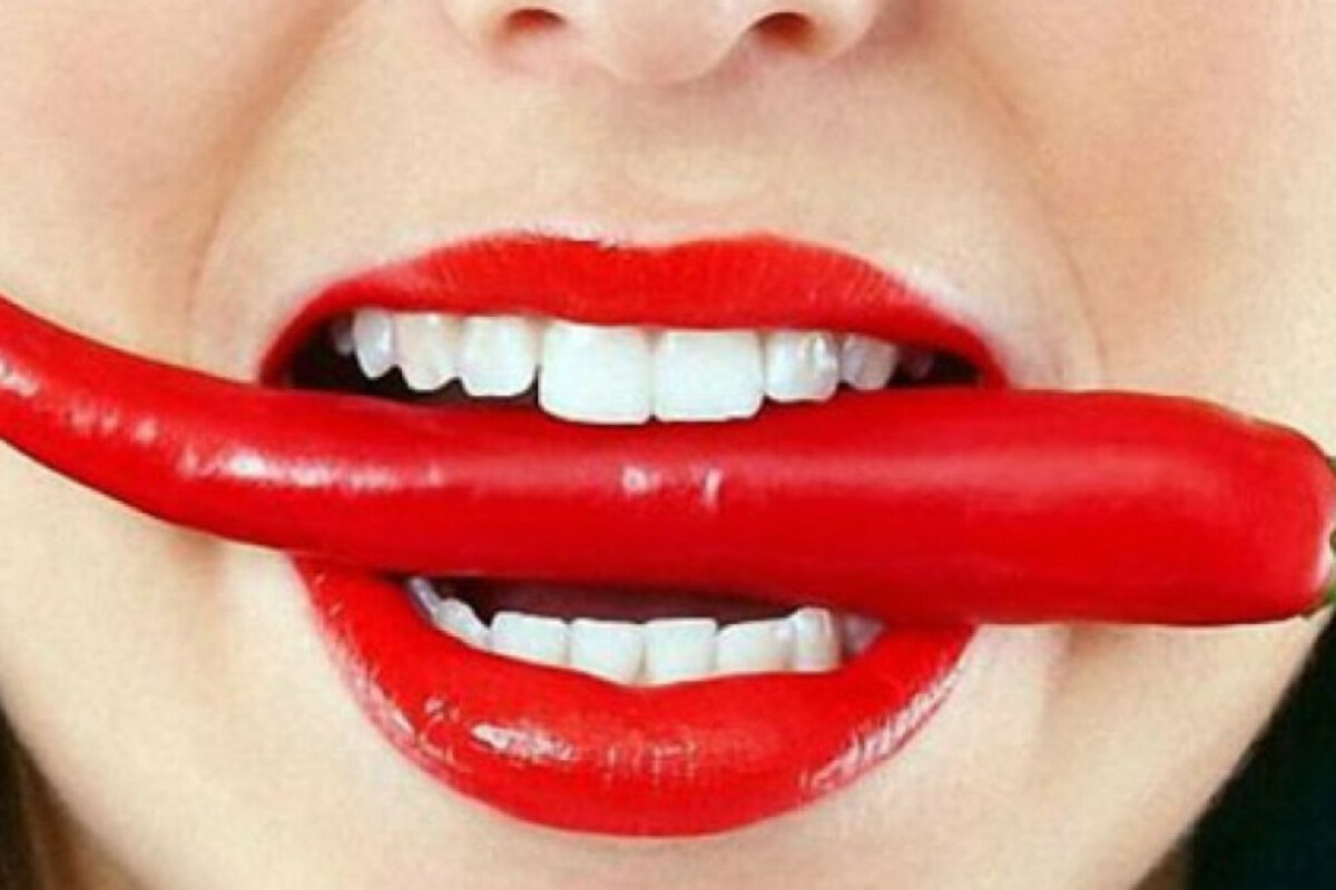 <p>Ədviyyatlı yeməkdən sonra ağızda yanma hissinin səbəbi nədir?</p>