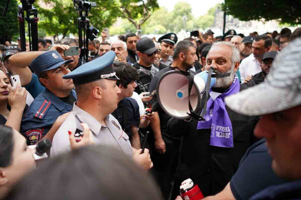 <p>Baqrat Srbazan: Paşinyan yüz ildir açılmayan qapıdan qaçıb</p>