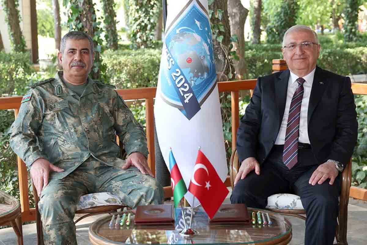 <p>Azərbaycanın müdafiə naziri türkiyəli həmkarı ilə görüşüb</p>