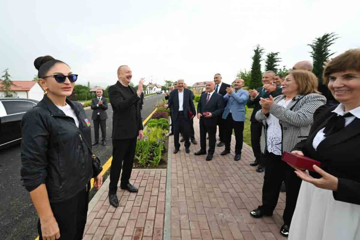 <p>İlham Əliyev və Mehriban Əliyeva Xocalı sakinləri ilə görüşdü</p>